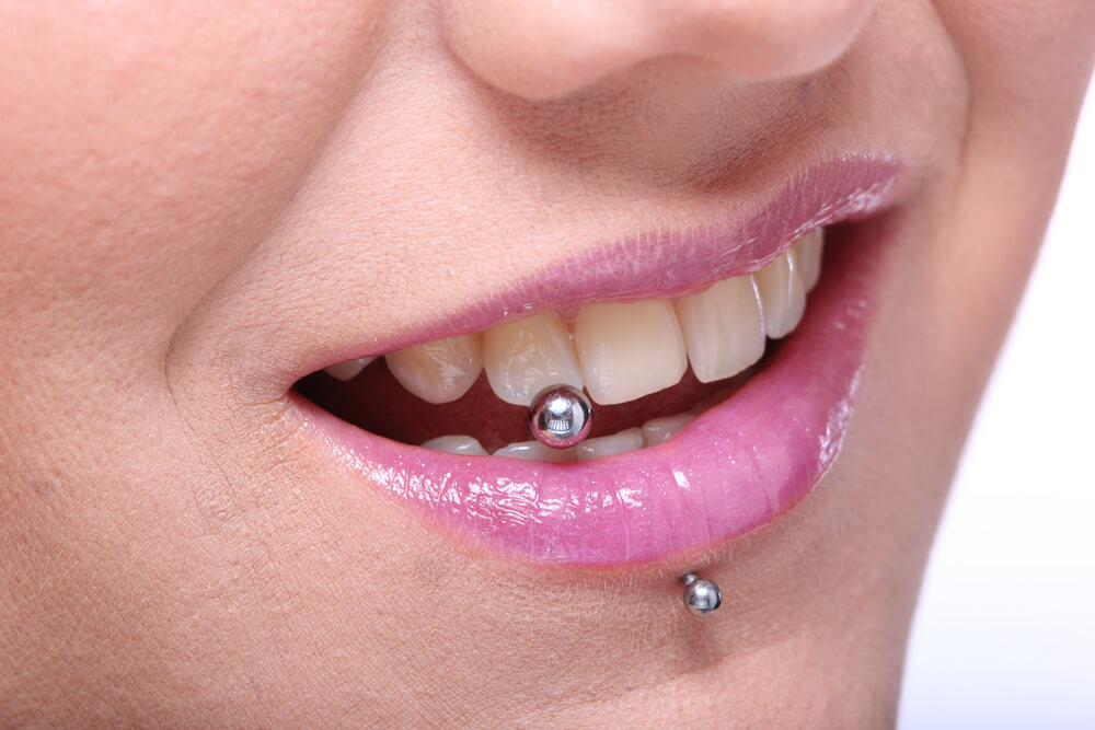 Entenda os riscos e os cuidados necessários ao colocar um piercing na boca