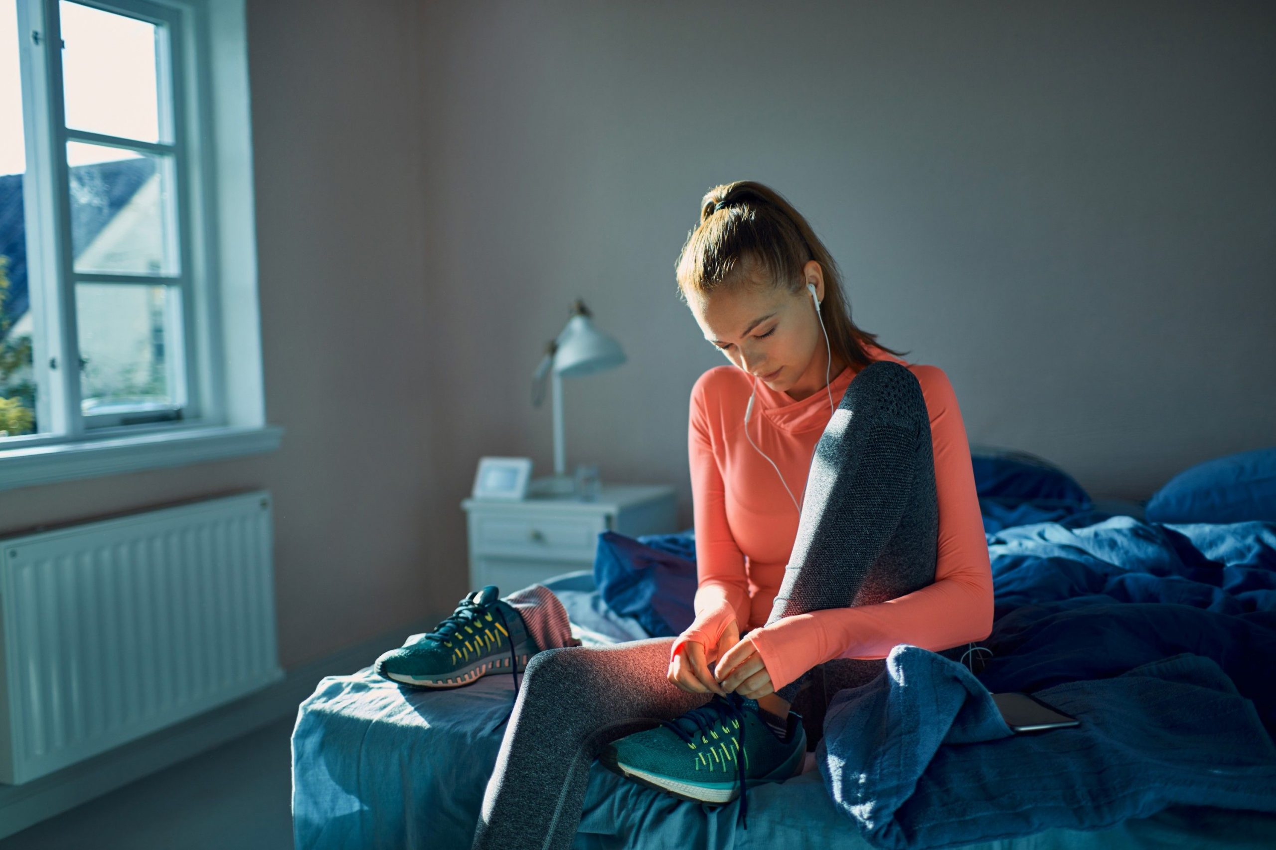 When getting ready for. Женщина на час. Лицо девушки рано утром дома. Getting ready to go out. Women's Recovery.